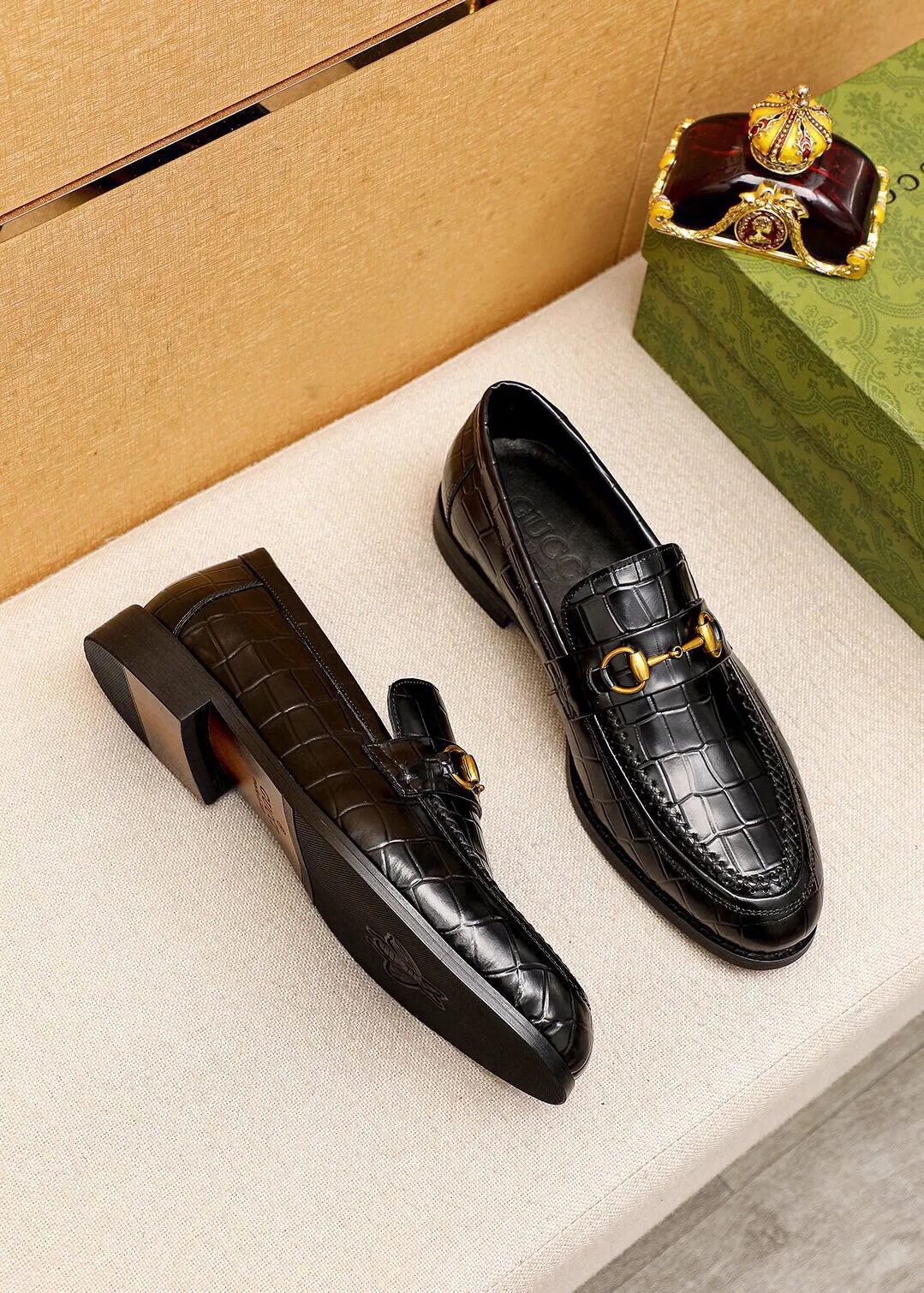 Men's shoes 💰460 💐 Product trademark: GUCCI "Gucci" casual leather shoes Regular size: 38-44 (45🉑️customized) Product materials: Selected imported first-layer calfskin embossed upper + luxury hardware buckle, imported water-dyed cow leather lining. Strong three-dimensional visual effect, combined outsole Color: 2⃣️colors available
